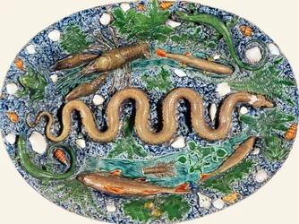 Grand plat ovale moulé en relief avec des reptiles et des poissons